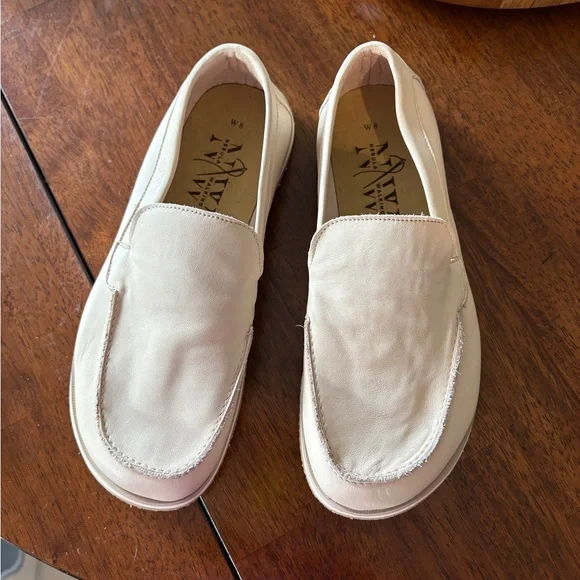 Elegant Cream Loafers for Women - Picture 1 of 10